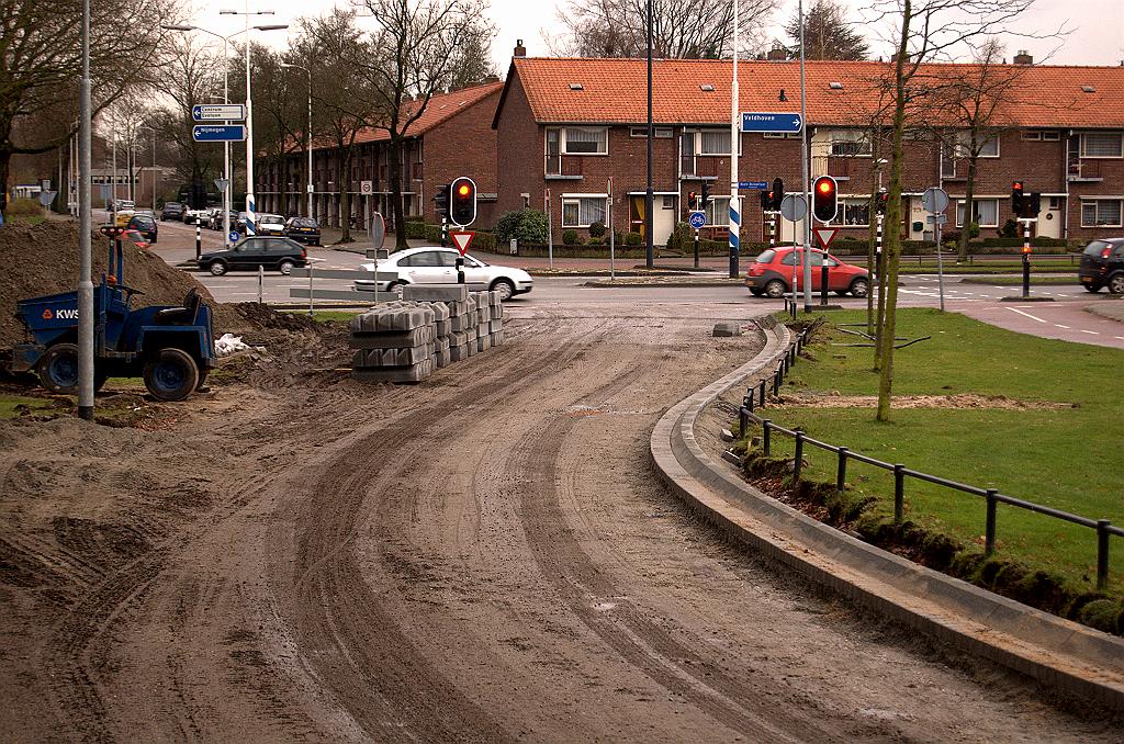 20081206-145649.jpg - Desalniettemin lijkt het erop dat-ie later zal geopend worden dan de Tilburgseweg zelf.  week 200845 
