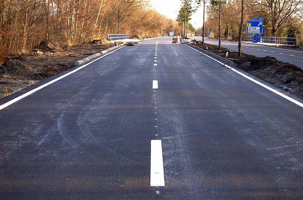 20081207-143341.jpg - Een wegbeeld dat de berijder van de John. F. Kennedylaan bekend zal voorkomen. Op de komgrens gaat de autoweg asmarkering over in korte "stadsweg" streepjes.