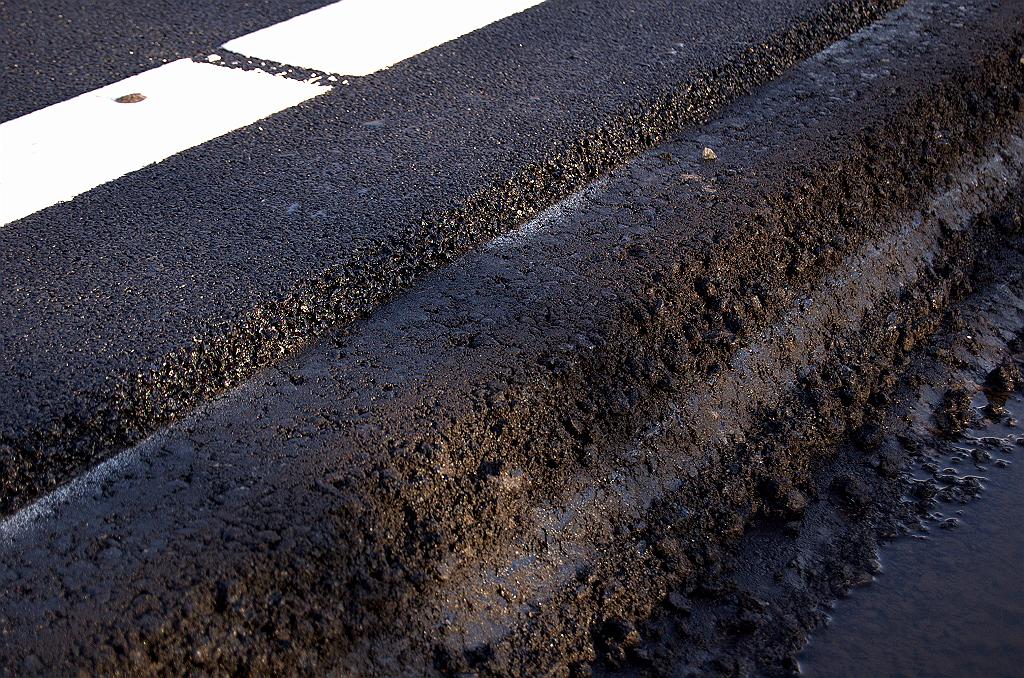 20081207-143551.jpg - Zijdetail van de asfaltconstructie. De toplaag lijkt een fijnkorrelige soort-maar niet open.