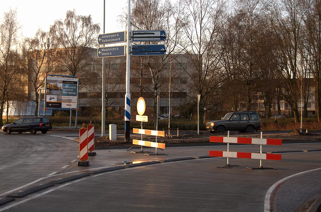 20081219-092611.jpg - De openingshandelingen aan het begin van de TIlburgsweg zelf zullen bestaan uit het verwijderen van twee hekken, twee geleidebakens en vier strookjes plakband.
