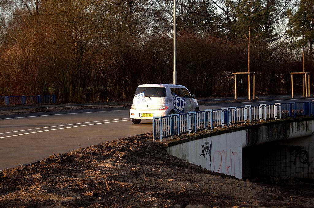 20081219-094741.jpg - Fotograaf heeft ook geen idee. Daarop besluit de journalist poolshoogte te gaan nemen op de eigenlijk nog niet geopende Tilburgsweg.