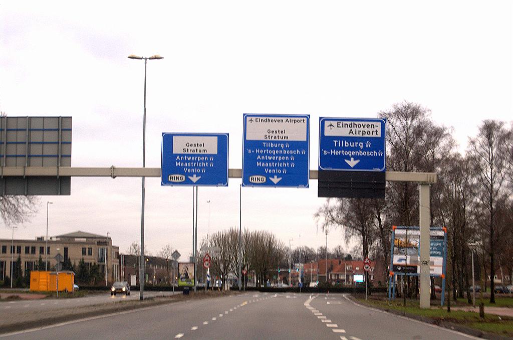 20081221-132746.jpg - Deel drie: ritje over de nieuwe Tilburgseweg staduitwaardts, 2 dagen na openstelling. Afkruizingen verwijderd van de portaalborden op de Ring noord. Er is geen enkele wijziging noodzakelijk geweest aan deze borden.