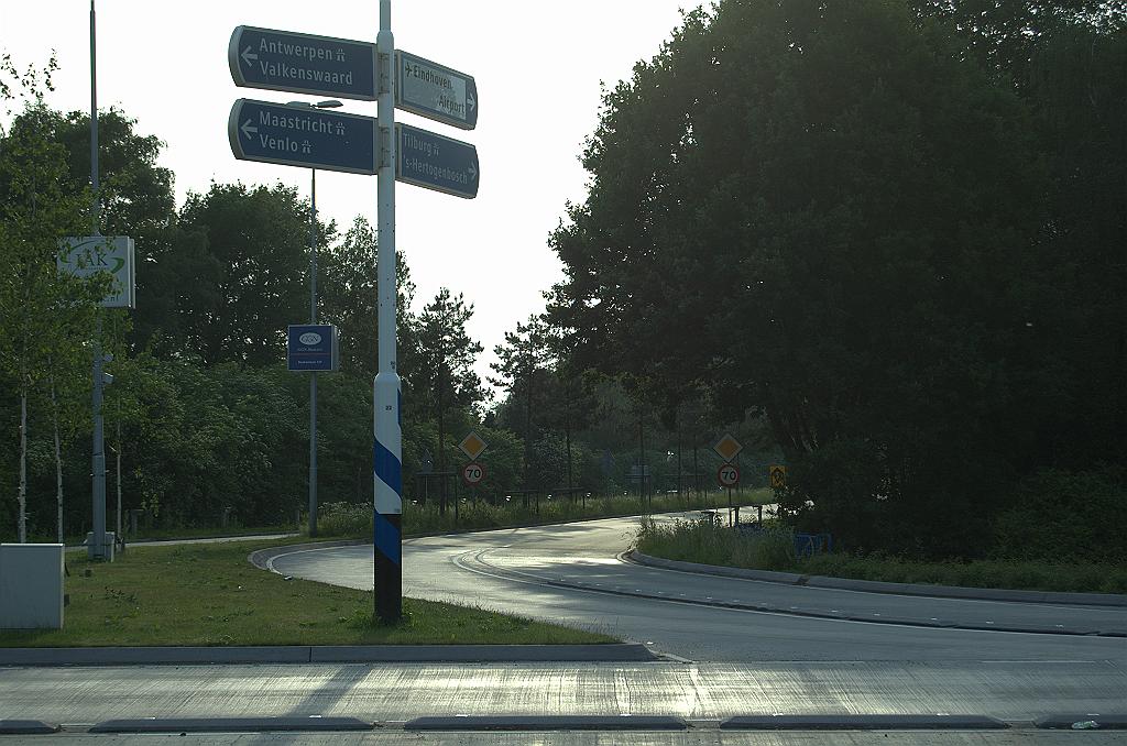 20100605-195519.bmp - Het zou logisch zijn ook hier, waar men vanaf de rotonde de Tilburgseweg staduitwaarts oprijdt, borden G3 te plaatsen...