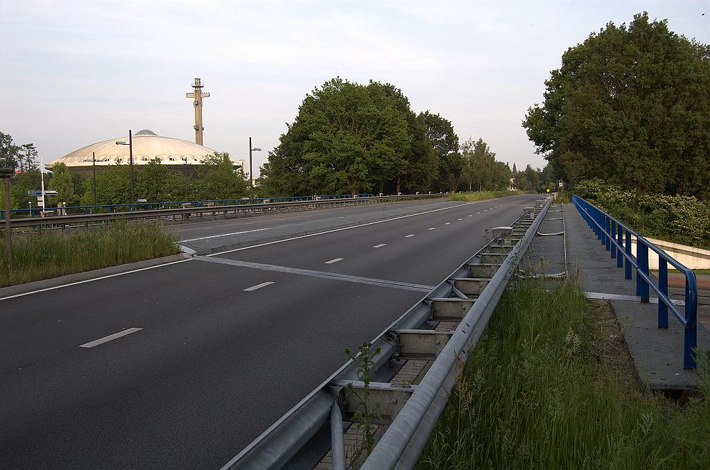 20100605-202218.bmp - Viaduct Noord Brabantlaan verschaft nog steeds de enige blik op het Evoluon voor de weggebruiker die via de Tilburgseweg Eindhoven binnenrijdt. Men heeft wel pogingen gedaan om de bospartij in het midden van de foto wat uit te dunnen.  week 200850 