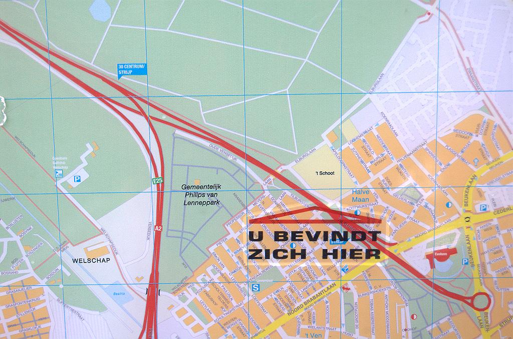 20100605-204814.bmp - De Tilburgseweg zelf is dan ook in oude staat ingetekend, met de linkse uitvoeger op de A2. De rode kleur suggereert zelfs autosnelwegstatus tot en met de rotonde in de Ring, maar die situatie moet al vele jaren geleden zijn opgeheven.