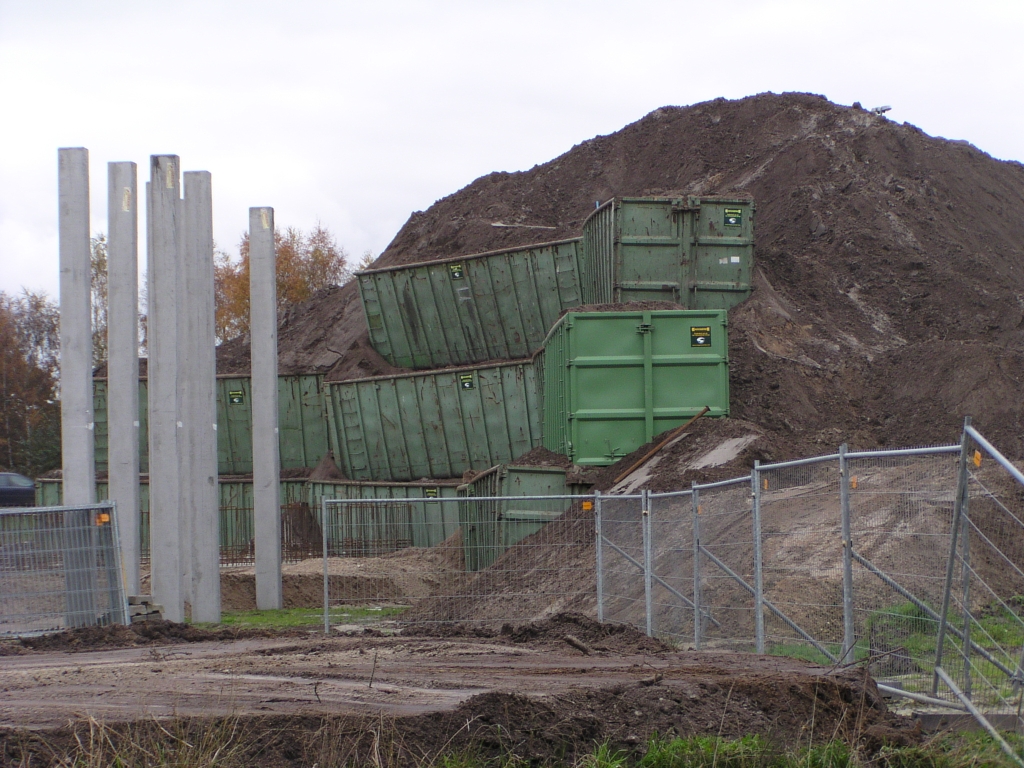 pb040007.jpg - Niet alleen natuur, ook kunst op Leenderheide. Wat te denken van deze speelse ingraving van containers.