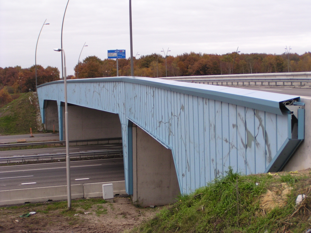 pb040032.jpg - Inmiddels voltooide glasbeplating van het viaduct aansluiting High Tech Campus.