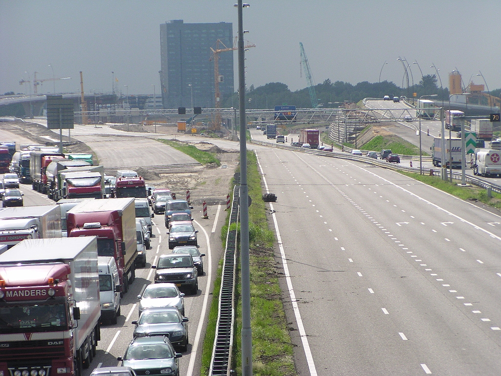 p6030003.jpg - Nog een dagje of twee, en dan gaat het A67 verkeer in de richting Antwerpen dwars door het beeld naar KW 26, net zichtbaar uiterst links, en dan onder KW 19 door.