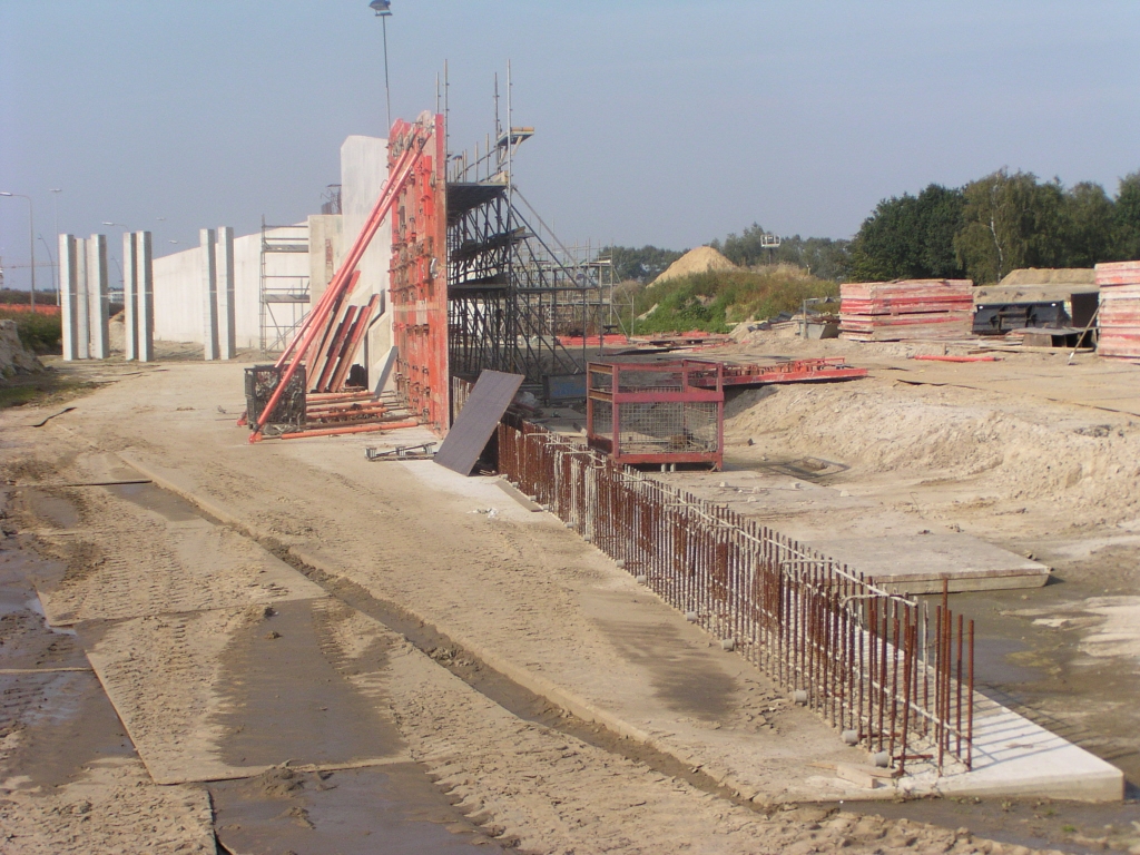 p9200025.jpg - Ruimtebesparende knik in het tunneltje. Zo'n knik wordt in parallelbaanwegvakken geen probleem gevonden kennelijk.