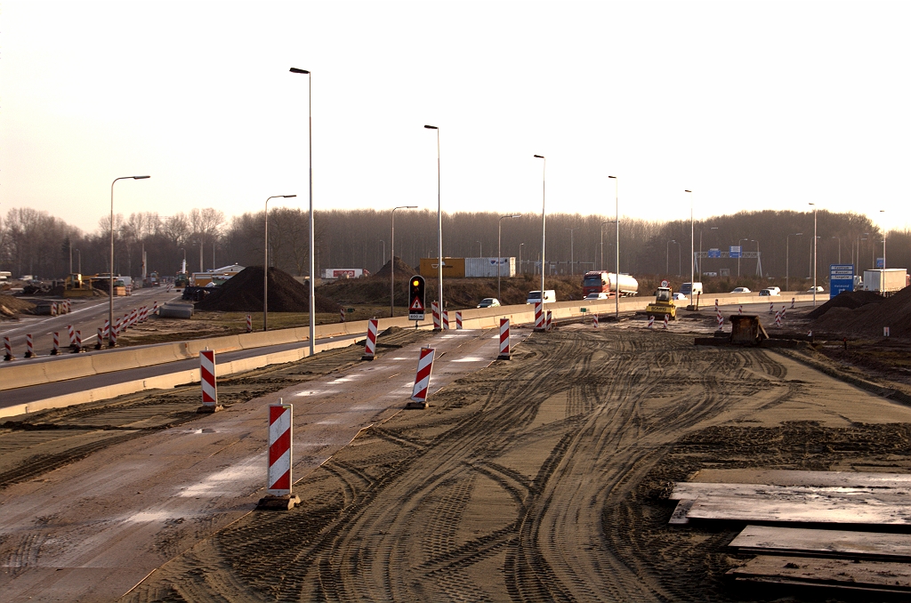 20090124-101841.jpg - Het beginnend talud voor de zuidelijke A50/58 rijbaan zal in de fasering weer moeten afdalen om het bestaande kruispunt te kunnen bereiken. Links de al langer in onbruik geraakte A58 noord rijbaan.