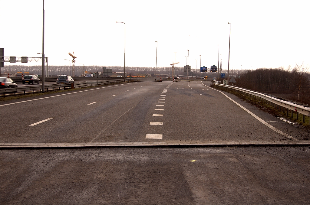 20090124-145905.jpg - ...er is immers niets veranderd op deze plek, waar het A2 verkeer rechts moet uitvoegen naar de oude 270 graden trompetboog in kp. Batadorp.