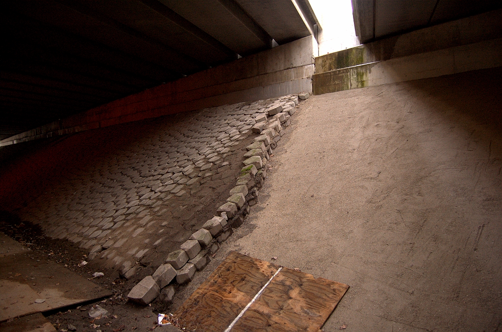 20090124-155209.jpg - De nieuwe kantzuilen zijn identiek aan die onder de bestaande viaducten in KW 8...  week 200851 