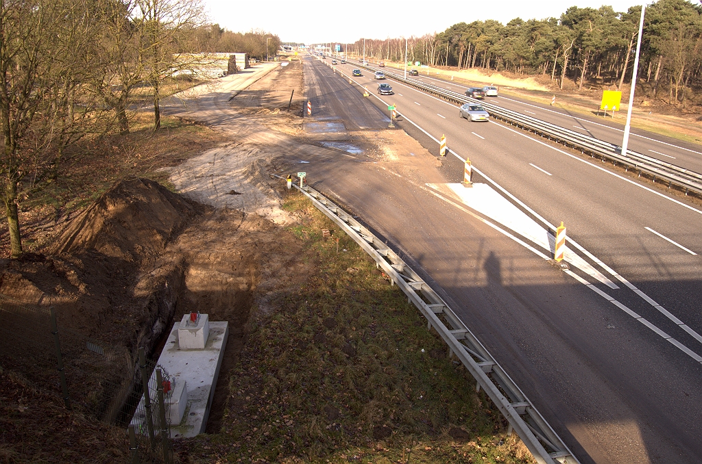 20090125-131116.jpg - Portaalfundering op de zuidelijke projectgrens. Voor bewegwijzering op de rijbaan in zuidelijke richting zal het niet zijn, omdat de aansluiting Valkenswaard nog zo'n 5 kilometer verwijderd is. In noordelijke richting zou het viaduct, waarvanaf de foto genomen is, het zicht op borden ontnemen. Blijft dus over signalering voor verkeer naar het zuiden.