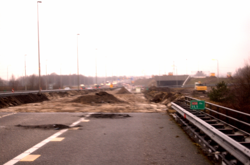 20090207-102410.jpg - Verkeer op de noordelijke rijbaan van de A58 in kp. Ekkersweijer is (enkelstrooks) verplaatst naar de zuidelijke. Zo komt er werkruimte vrij om de noordelijke rijbaan te verleggen zodat hij naar rechts afbuigt om onder KW 1 door te gaan.