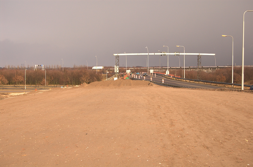 20090208-150535.jpg - Zelfde talud gezien tegen de rijrichting in. Breedste rijbaan in het project tot nog toe: 4 rijstroken met vluchtstrook.