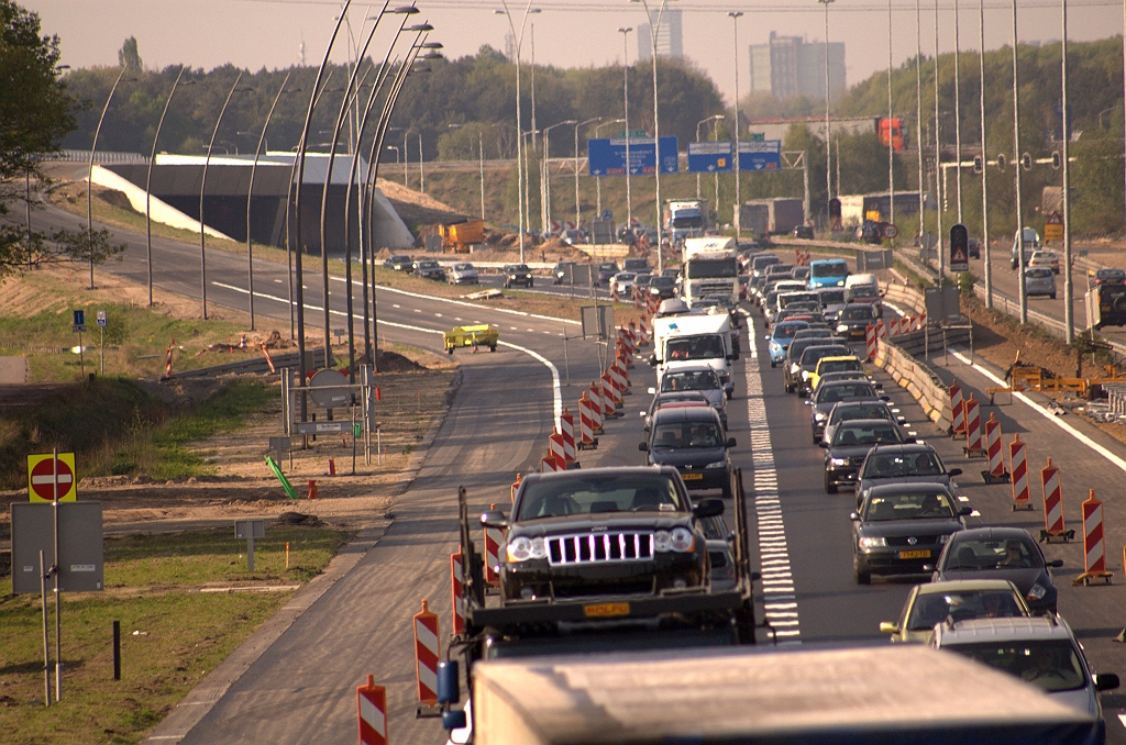 20090421-174051.jpg - Uiteindelijk is er een linkse invoeger voor het verkeer vanaf de rotonde geimproviseerd, en gaat het vervolgens met twee rijstroken verder, gescheiden door blokmarkering. Misschien wat verwarrend, omdat er ondanks de blokmarkering niet meer geweefd hoeft te worden.