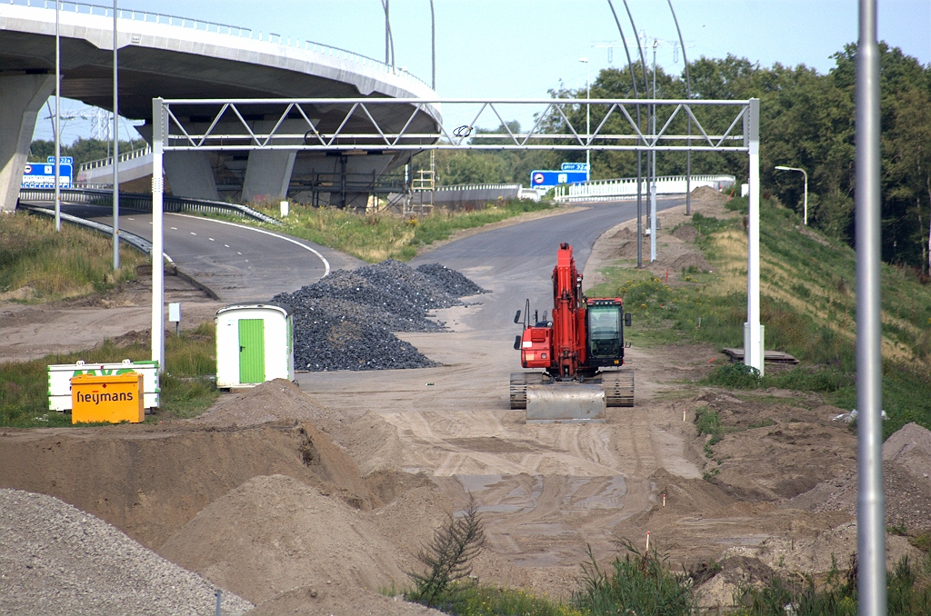 20090731-172718.bmp - Twee van de vier rijstroken op de A67 in de aanloop naar kp. de Hogt komen onder dit portaal terecht, waarna het kiezen is uit hoofdrijbaan in de richting Venlo over KW 26 (links) of de parallelrijbaan over KW 25.