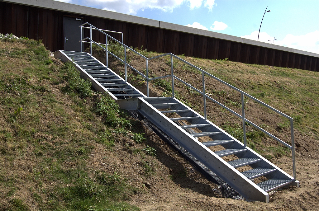 20090829-144440.bmp - Plateau halverweg de trap misschien tegen hoogtevrees. Dit is de oudste vluchtweg in de nieuwe randweg Eindhoven. Hij bevindt zich aan het eerste stukje parallelrijbaan dat werd opgengesteld, op 16 maart 2008. Het zag er toen nog wat spartaanser uit.  week 200812 