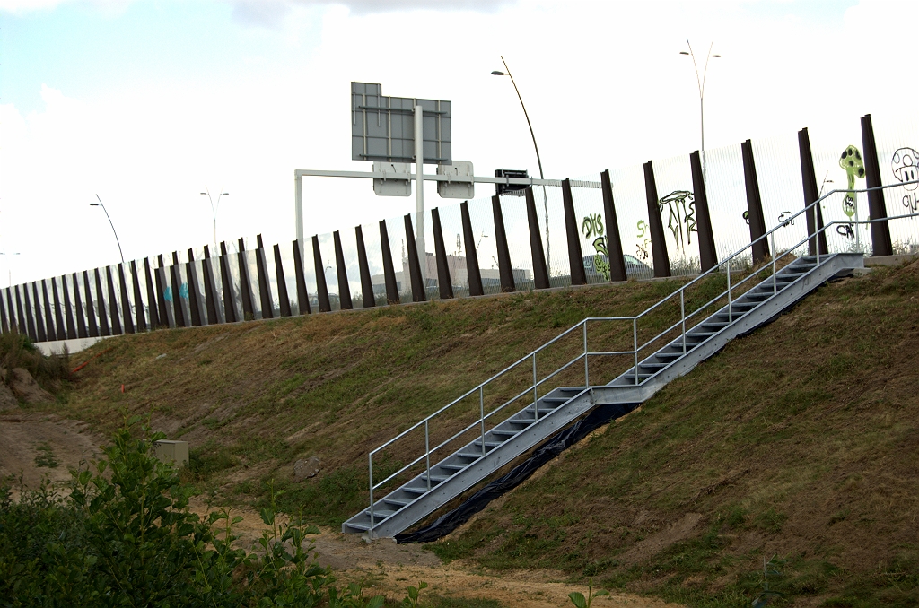 20090829-161744.bmp - Nog steeds het wegvak tussen de Meerenakkerweg en de aansluiting Veldhoven-zuid. Terug aan de westzijde, in de nabijheid van KW 15 (Cranendonck). Wel een trap, maar geen deur in het transparante scherm. Loopt de vluchtweg hier dan via de overlappende schermen links?