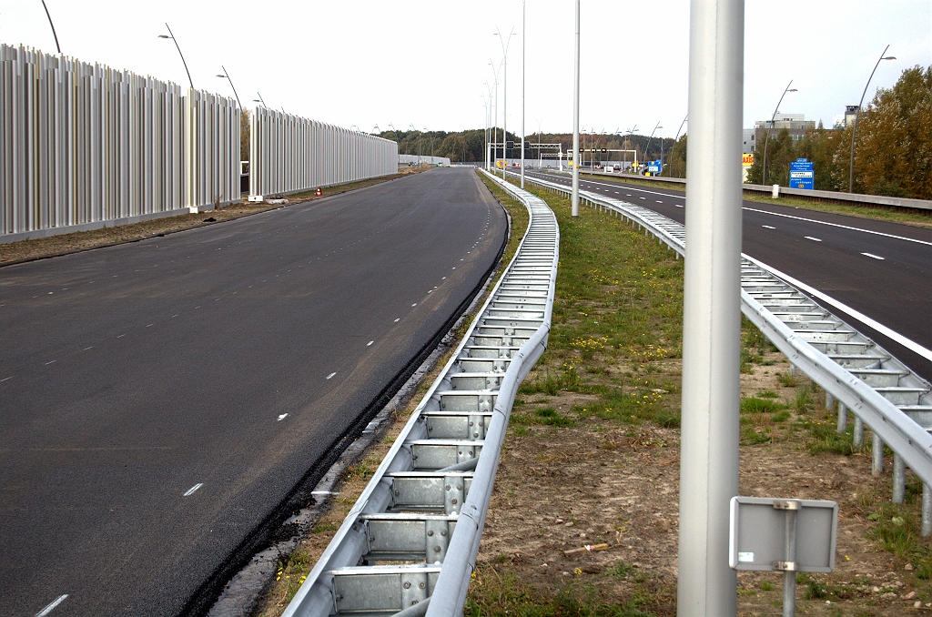 20091025-154158.bmp - Wegvak tussen KW 14 (Meerenakkerweg) en de aansluiting Veldhoven met nog steeds ZOAB op beide hoofdrijbanen.