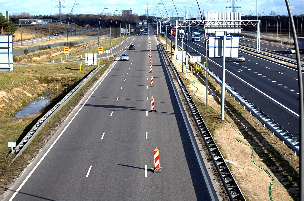 20100304-163522.bmp - ...waar er weer met geleidebakens is versmald van drie naar twee rijstroken.  week 200949 