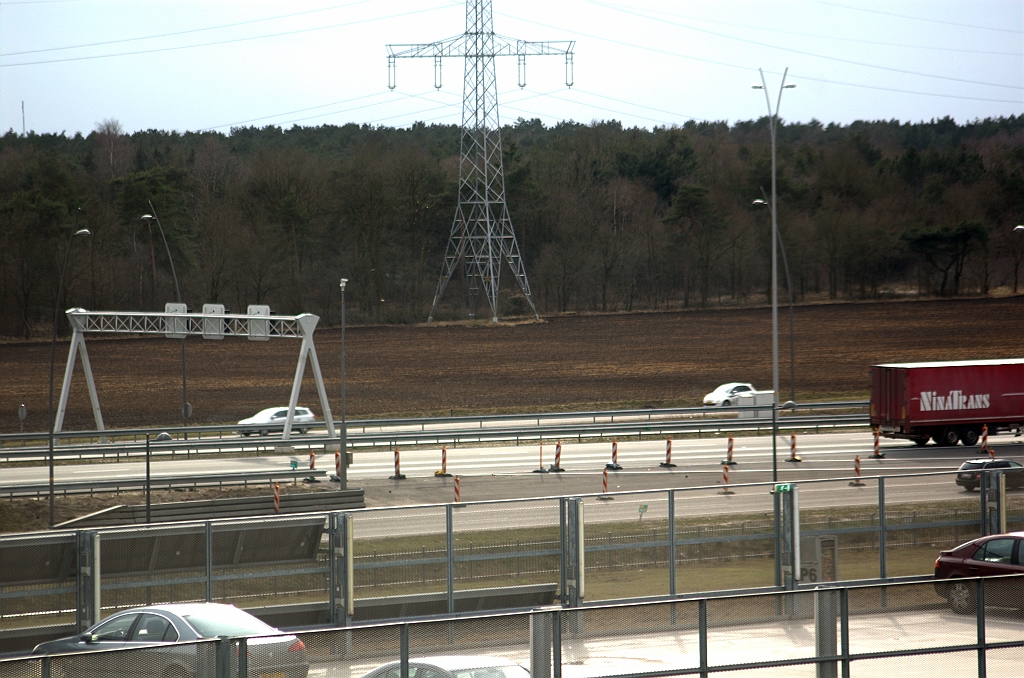 20100305-161044.bmp - Oversteek zal weer benodigd zijn bij de ombouw van de parallelrijbanen tot hun definitieve vorm, met name het aanbrengen van DZOAB. Sommige weggebruikers hebben er echter nu al behoefte aan, getuige het verplaatste geleidebaken.