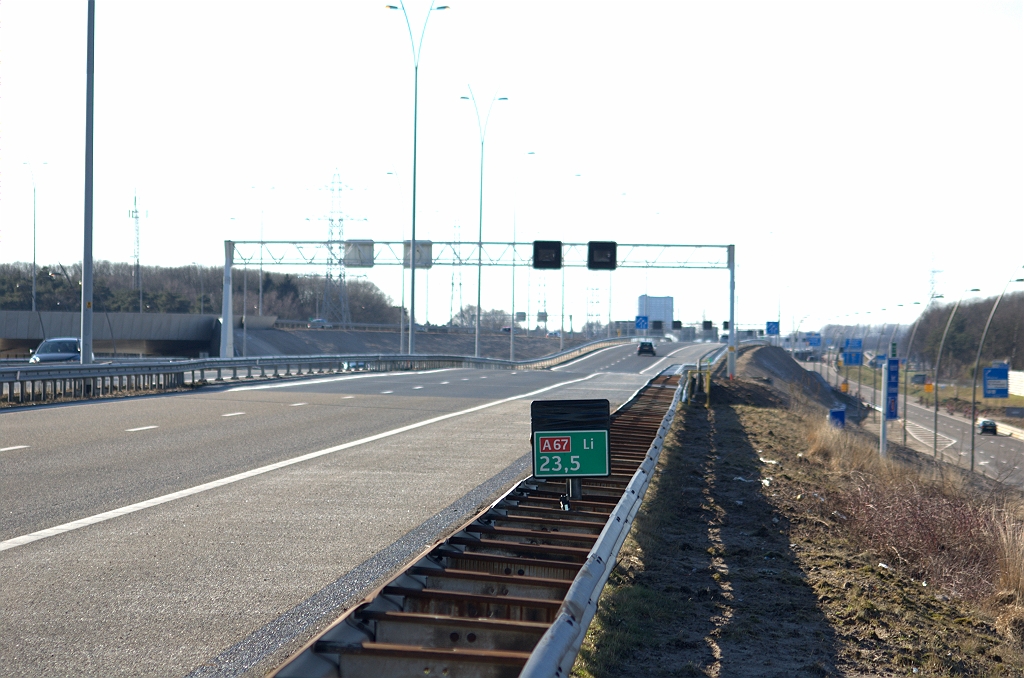 20100307-161637.bmp - Relikwie van de oude randweg Eindhoven met een "100" schildje op de hectometerbordjes. Die beperking werd ergens begin deze eeuw ingesteld. Nu afgeplakt en matrixborden gedoofd . Je kan dus vanuit Venlo nu met 120 per uur langs Eindhoven rijden.