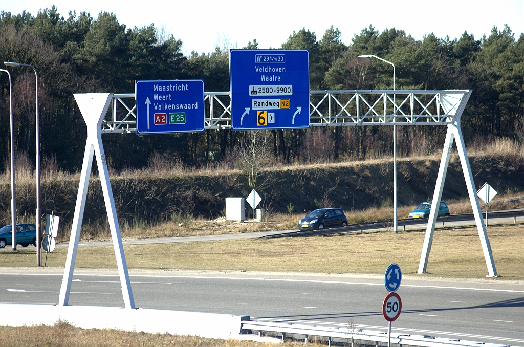 20100307-161757.bmp - Voor wie niet de A67 maar de rotonde verkoos komt nog wat nieuwe borden tegen in het noordelijk kwadrant. Vier rijstroken hier, maar slechts drie pijlen erboven. We zagen dat ook in het  oostelijk kwadrant . De oude borden waren wel correct ( hier  nog net zichtbaar).