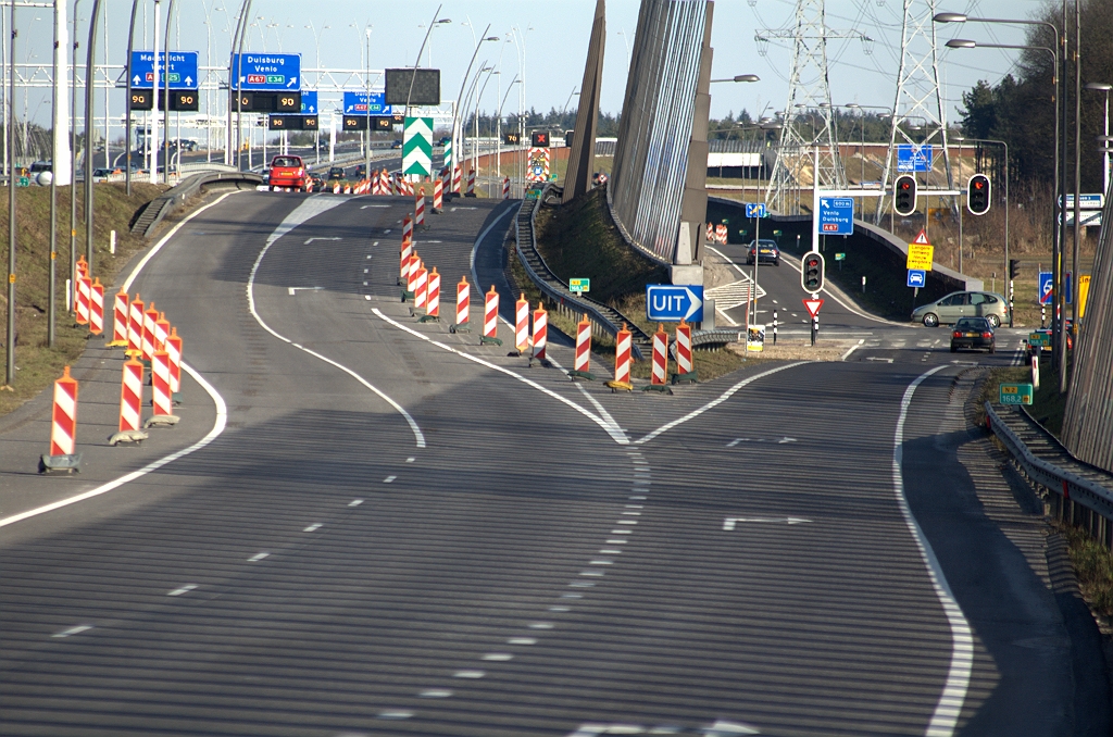 20100307-171736.bmp - Inderdaad, de oversteek naar de hoofdrijbaan is nog gewoon in verkeer. Verkeer vanaf de parallelrijbaan kan dus nog steeds de rotonde Leenderheide vermijden op weg naar Venlo, of voor gevorderden naar Maastricht.  week 200950 