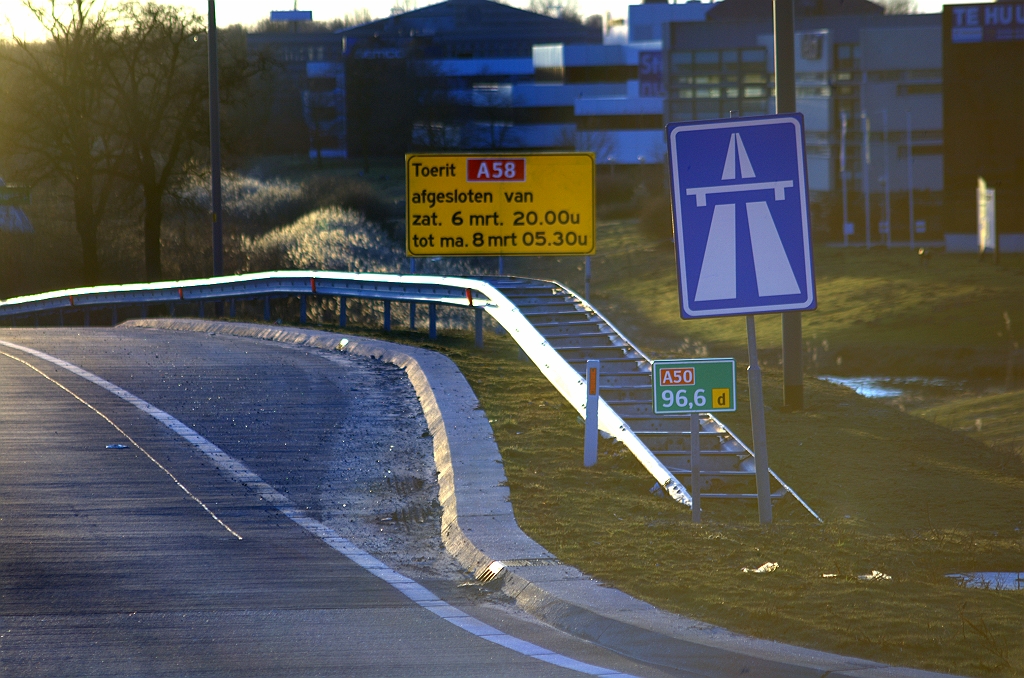 20100307-192042.bmp - Evenals de toerit in de aansluiting Ekkersrijt richting Breda. We hebben niet alle bordjes gecontroleerd, maar het lijkt correct om de datum van 7 maart 2010 bij te schrijven als de dag waarop de A58 tussen kp. Ekkersweijer en Ekkersrijt werd omgenummerd naar A50.  week 201006 