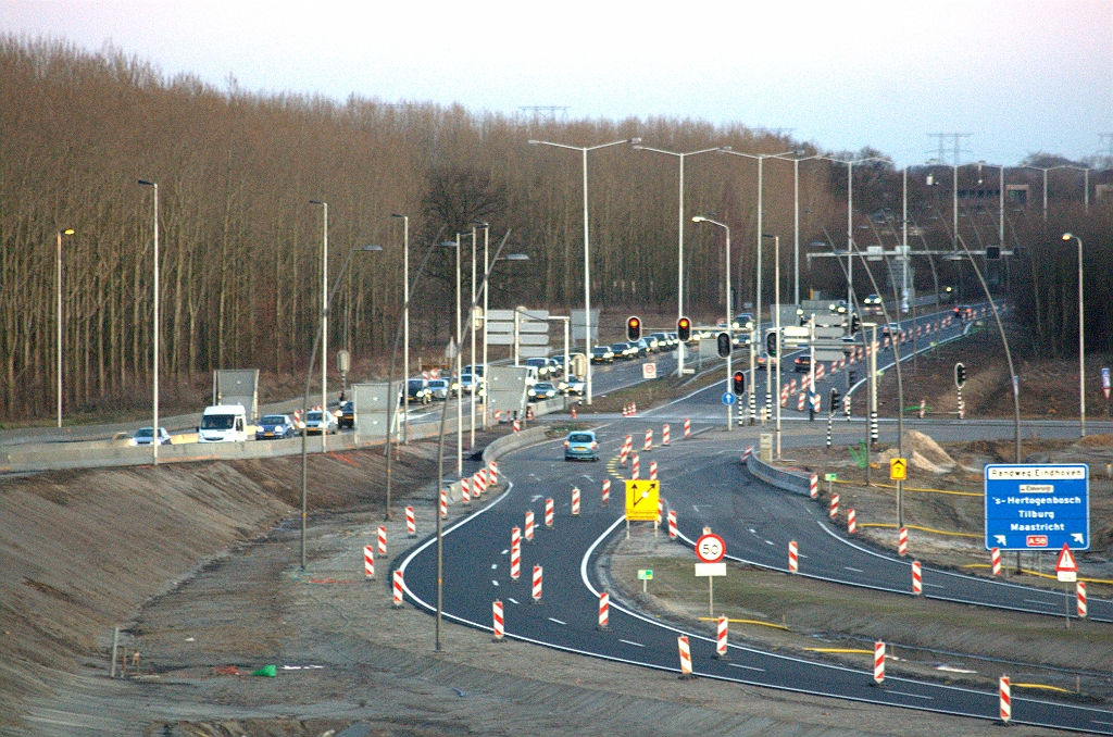 20100307-193930.bmp - Het rechter stel verkeerslichten is dan ook de eerste die is uitgeschakeld op de voormalige kruising A50/A58. Links een eveneens vandaag opengesteld wegvak, de verbindingsweg Helmond-Breda.  week 200950 