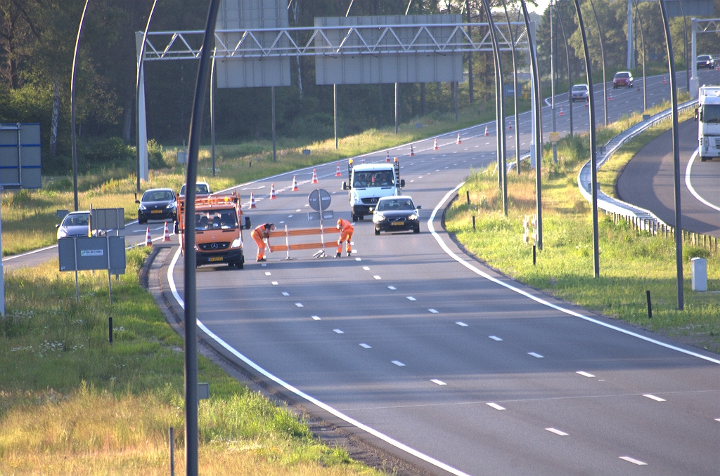 20100604-203156.bmp - Het lijkt dus de bedoeling de parallelrijbaan verkeersvrij te maken tussen de afrit Airport en het begin van het werkvak bij de afrit Centrum...