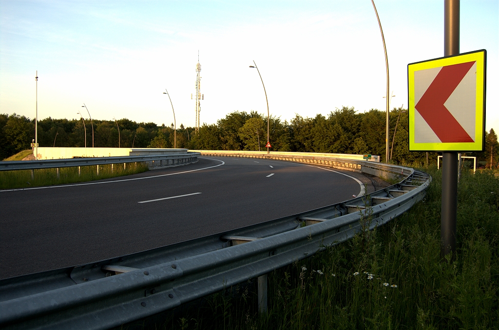 20100604-212013.bmp - Zo te zien is het wel eens misgegaan in de 90 graden bocht voor KW 10. Of de geleiderail tijdens het afsluitweekend is gefatsoeneerd hebben we echter niet onderzocht. Van de gelegenheid is gebruikt gemaakt om ook de Tilburgseweg, die men via dit viaduct oprijdt, weer eens te bezoeken. Zie daarvoor  het RW63 album .  week 200850 