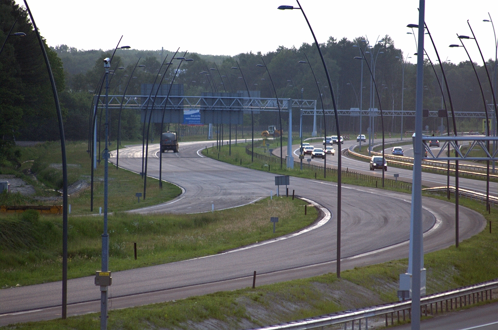 20100605-211038.bmp - Dag 1: de eerste laag grofkorrelig ZOAB. Calamiteitenstrook (CASTRO) onstaat op het punt waar een driestrooksfasering heeft gelegen en er maar twee rijstroken worden overlaagd met ZOAB. Werkvakbegin herkenbaar aan het eindigen van de markering.