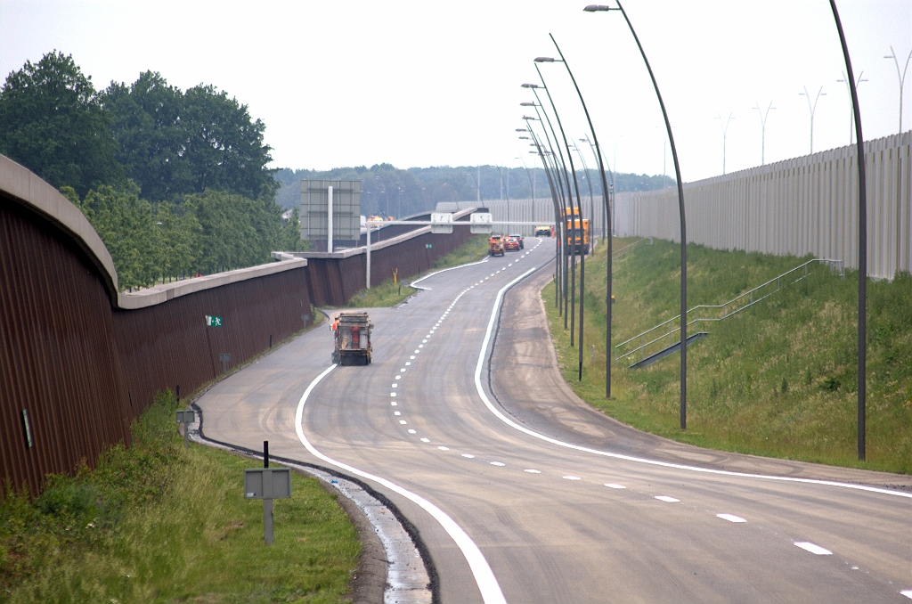 20100606-151808.bmp - Overal thermoplast, ook op de kantlijn aan de rechterzijde van de rijbaan waar te zijner tijd blokmarkering moet komen als de aansluiting Meerenakkerweg wordt aangelegd. Op de A58 tussen kp. Batadorp en de brug over het Beatrixkanaal werd juist  tapemarkering  aangebracht met het oog op de (nabije) toekomst.