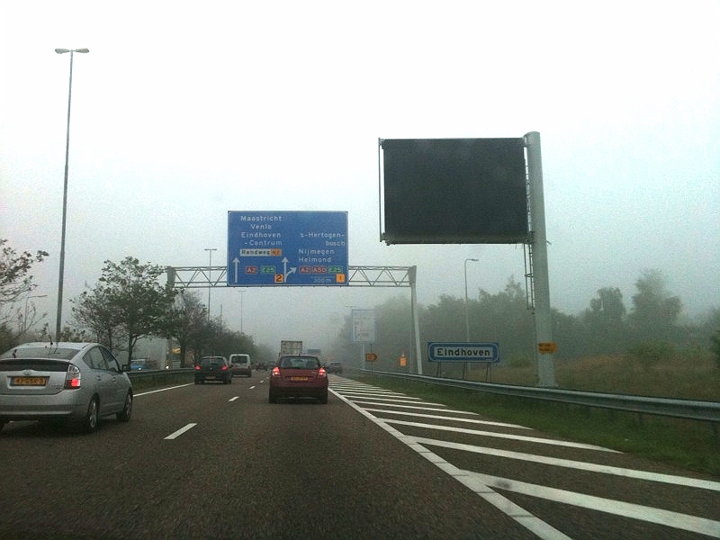 druip.jpg - Berm-DRIP langs de A58 in de aansluiting Best had twee weken geleden nog conflicterende bewegwijzering voor de Randweg N2. Nu staat er niets meer op, wat bij navraag het gevolg is van een defect. Men had er een waarschuwing voor de werkzaamheden in het weekend 4-7 juni 2010 op willen plaatsen... (foto A58-sloerie)  week 201020 