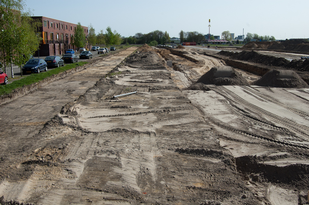 20110410-101412.jpg - Het zandbed is al gedeeltelijk gestort. Er lijkt ook een fietspad te worden aangelegd (links).