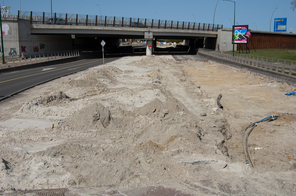 20110410-111844.jpg - Aan de oostzijde van het viaduct Meerenakkerweg zien we de eerste leidingen bovenkomen waaraan wellicht moet worden gewerkt.