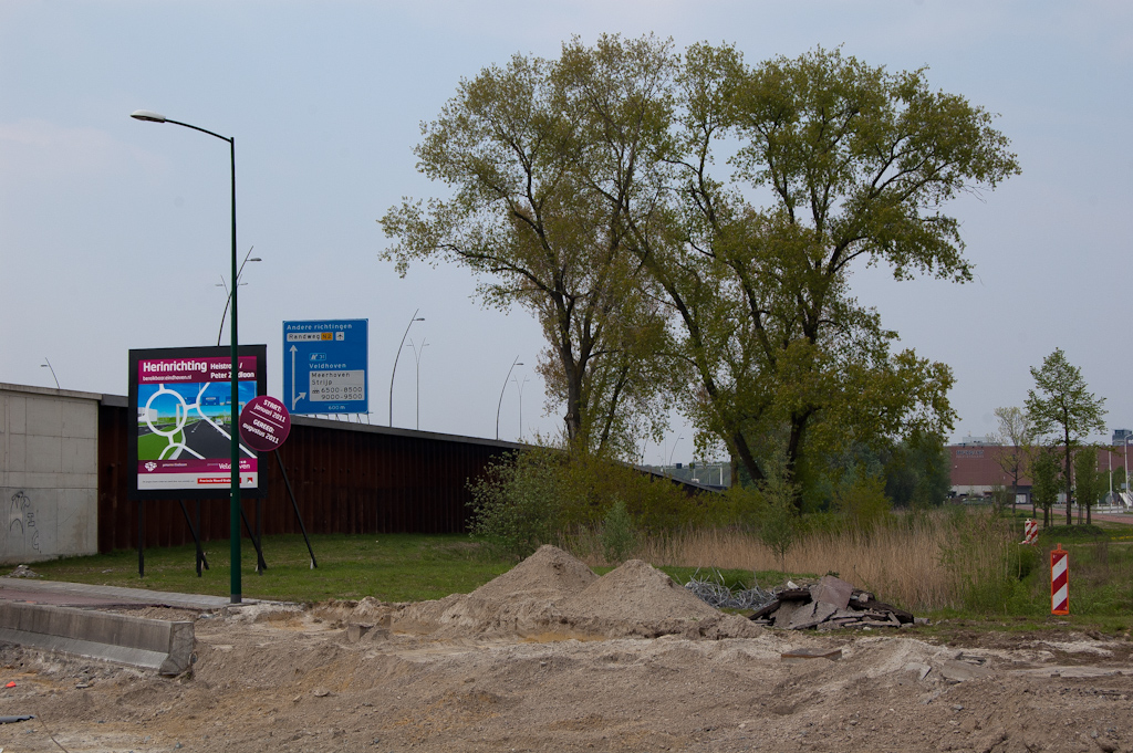 20110417-140358.jpg - Nog onduidelijk hoever de gemeente zal gaan met de aanleg van de toerit. Kappen van deze bomen lijkt onvermijdelijk, maar kan in ieder geval niet nu in het broedseizoen plaatsvinden.