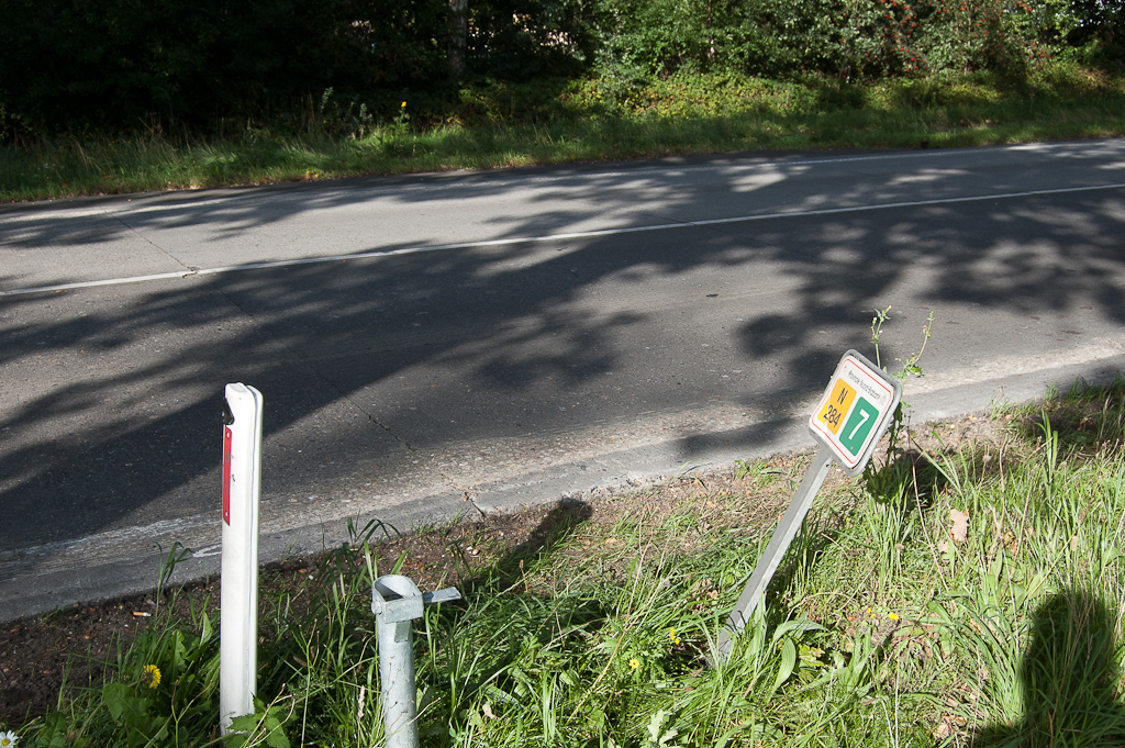 20110913-155854.jpg - Na de kruising Bleijenhoek weer het beeld van afgefreesde kantmarkeringen maar intacte asstrepen.