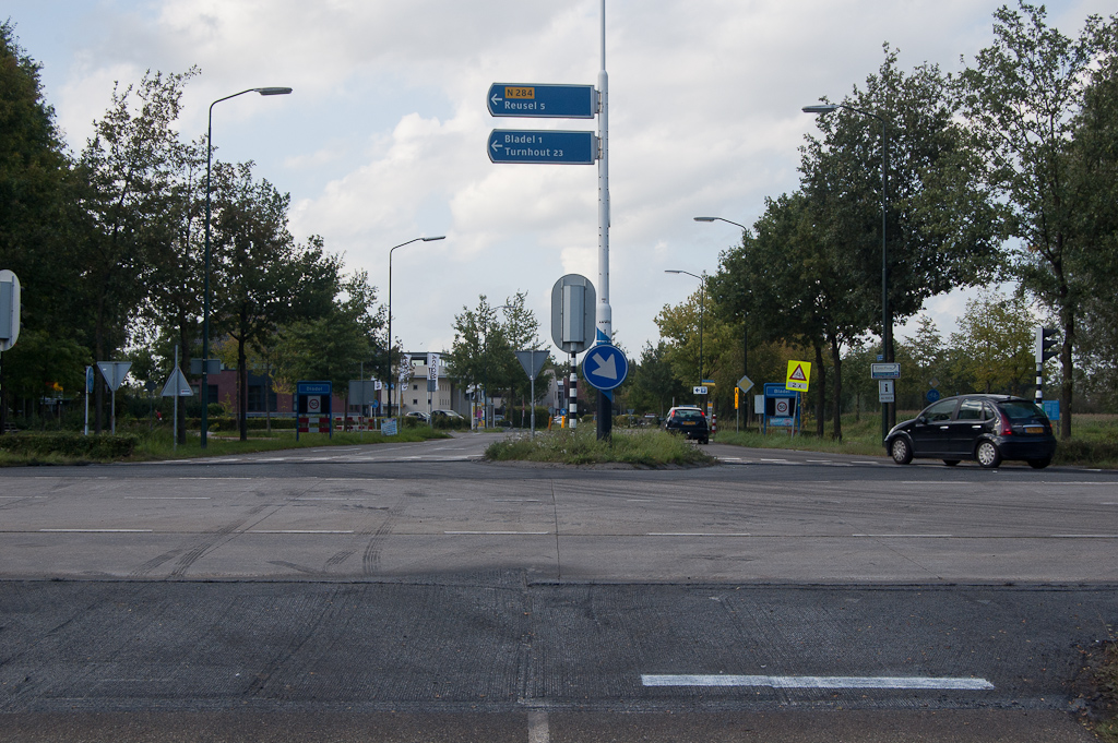 20110913-161215.jpg - Affrezingen in het asfalt aan weerszijden van het kruisingsvlak met de Lange Trekken in Bladel. Door integraal overlagen van beton en bestaand asfalt ontstaat zo misschien een sterkere rijdekconstructie.