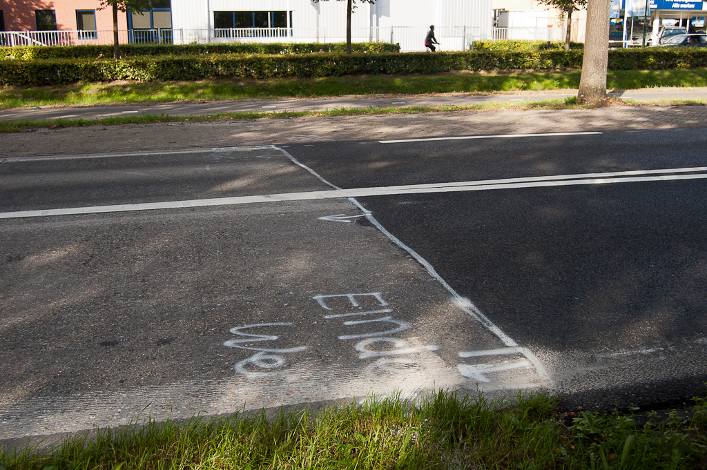 20110913-162642.jpg - Huidig overlagingsproject Reusel-Hapert eindigt dan ook hier. Tussen de Wijer en de kruising met de nieuwe N284 richting A67 is de weg geheel heraangelegd met 2x2 rijstroken. Het lijkt dus onwaarschijnlijk dat er nog beton aanwezig is rechts van de dwarsnaad op de foto.