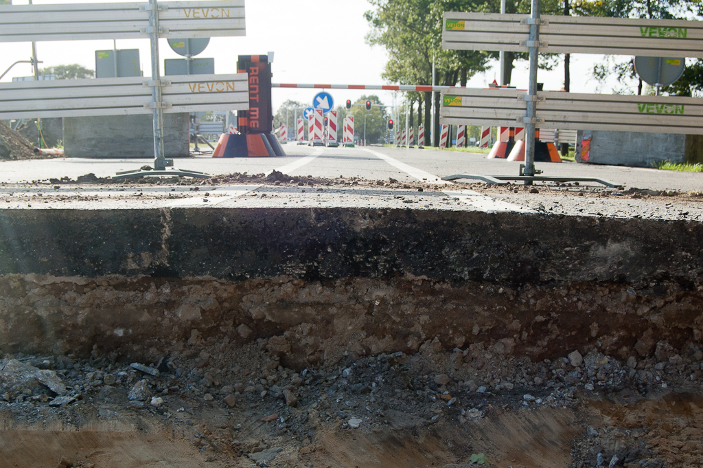 20110913-163500.jpg - Nog even terugkijken naar de doorsnede van de nieuwe rijbaan die is aangelegd in het N284-A67 project, zodat duidelijk is dat er geen sprake was van overlaging maar van volledige sloop van de bestaande betonnen weg.