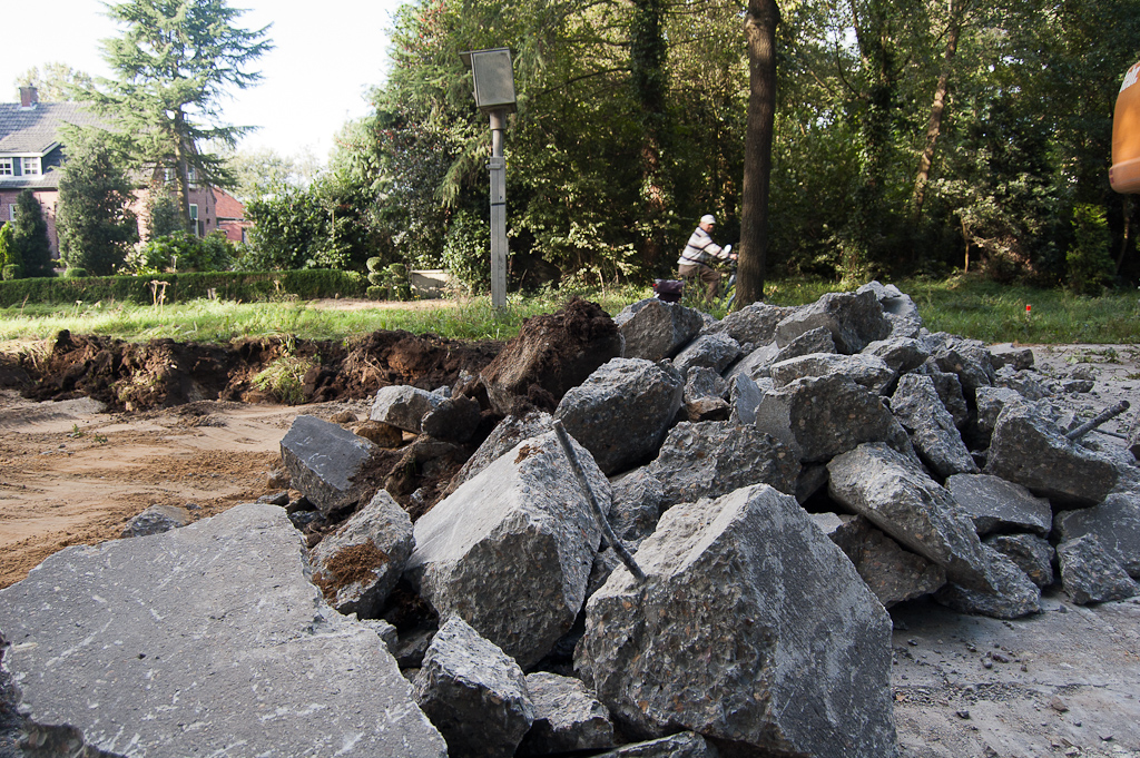 20110913-163830.jpg - Wapening in het midden van de foto lijkt te duiden op een destijds in situ gestorte rijbaan van doorgaand beton, maar de rechter ziet er uit als een koppelelement. De lekengok is dan ook, dat de rijbaan niet over de gehele breedte in zijn geheel is gestort maar per rijstrook.