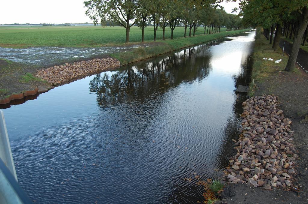 20081016-164552.jpg - Misschien dat deze bergen keien het water dat van de taluds van KW 1 afstroomt enigzins filteren voordat het in het Dommerskanaal stroomt?